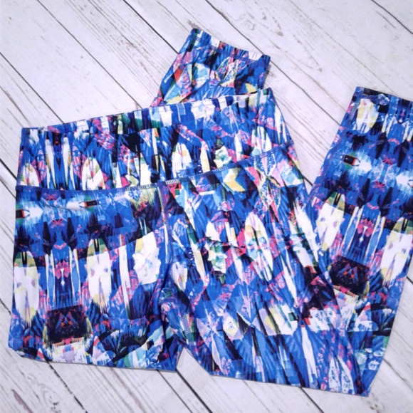 Fabletics Salar Printed PowerHold Capri Leggings - Picture 1 of 7